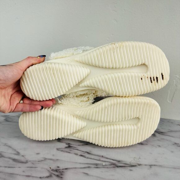 Amy Jo Gladstone White Fuzzy Thong Slippers Women’s Size 8 - Picture 7 of 11